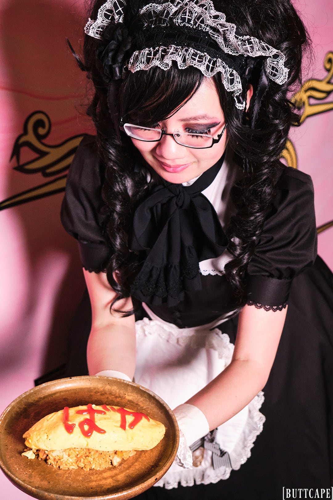 maid serving omurice.