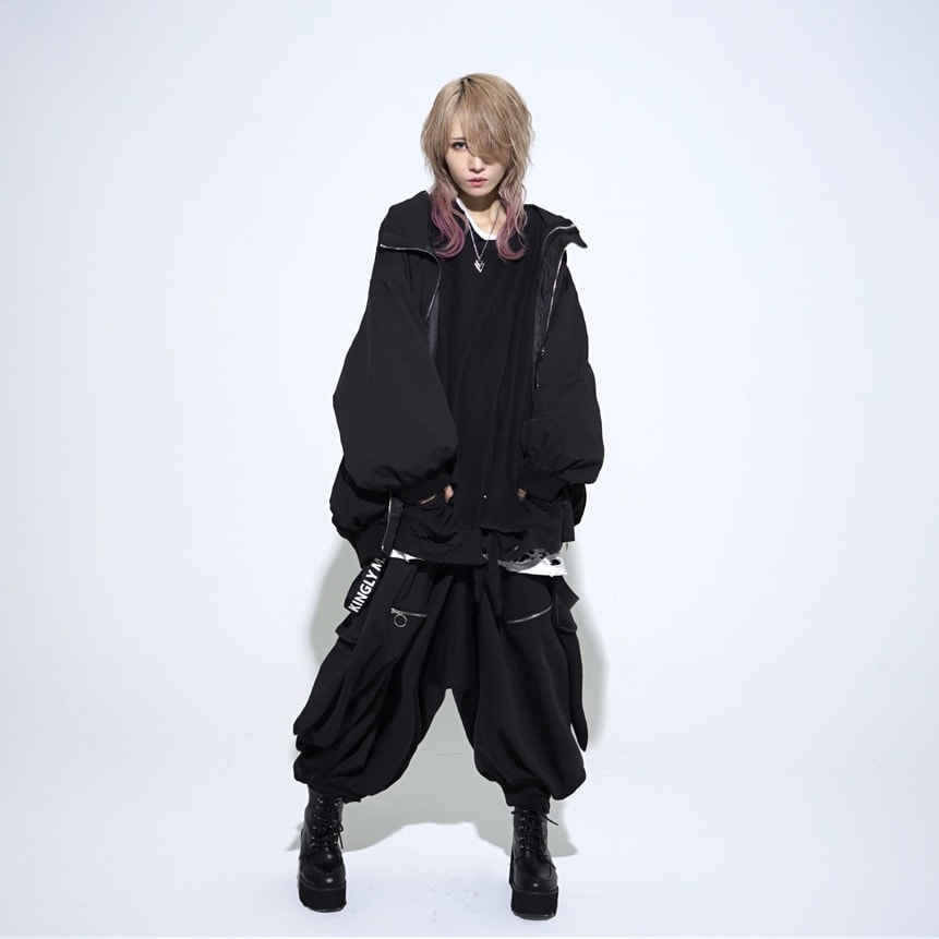 KINGLYMASK androgynous model wearing big and baggy black outfit.