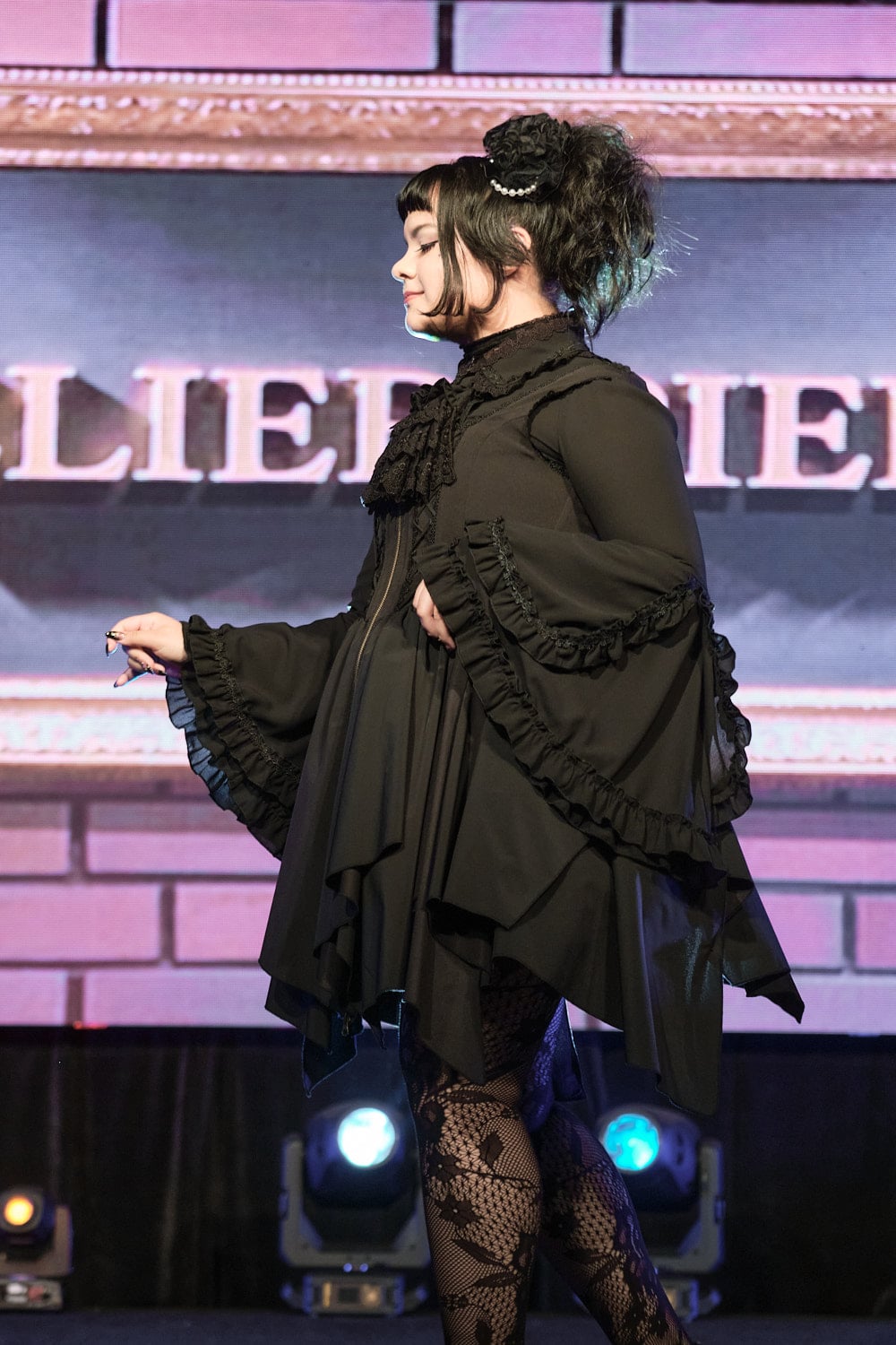 Gothic lolita wearing prince sleeves blouse with zigzag hem JSK - side view.