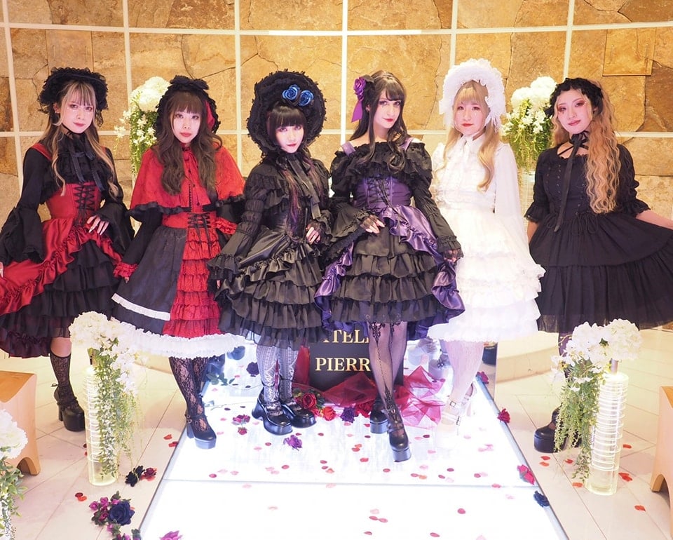 6 gothic lolita models from Atelier Pierrot fashion show.