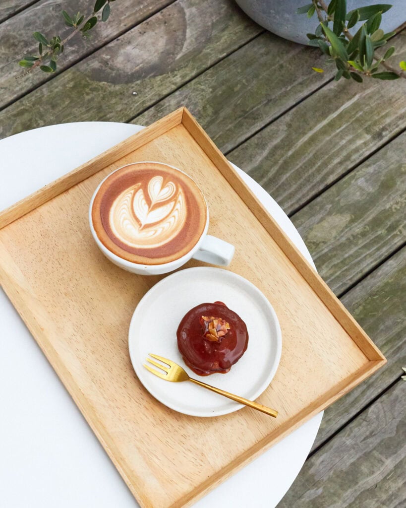 Kitasando Coffee hot latte and apple pastry