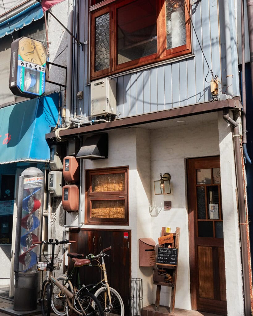 Retro Japanese building turned into a cafe