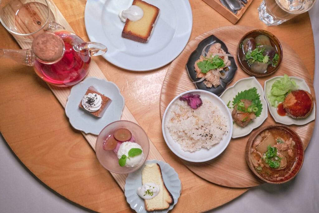 Teishoku 5 piece dinner set with 3 dessert sampler with tea.