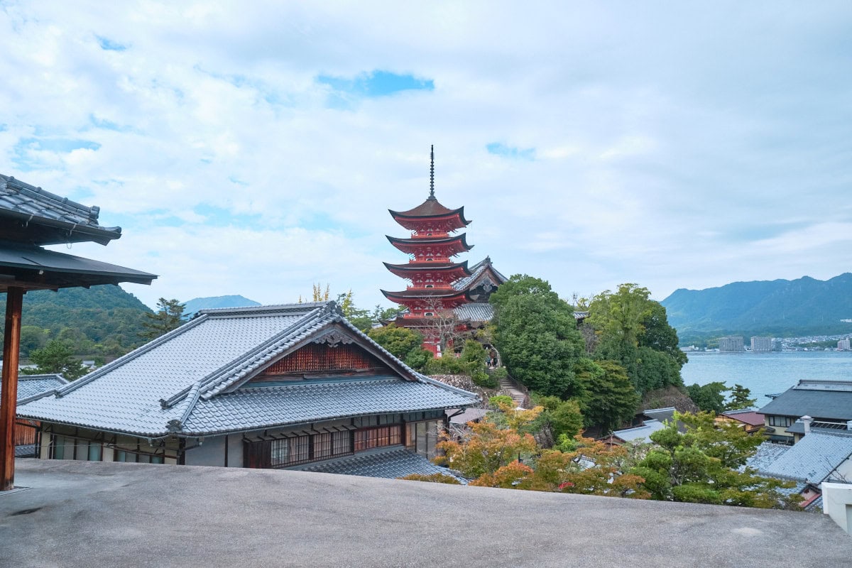 hiroshima_kakiwai_2 view of Senjokaku Pavilion on Hiroshima, Miyajima from kakiwai cafe