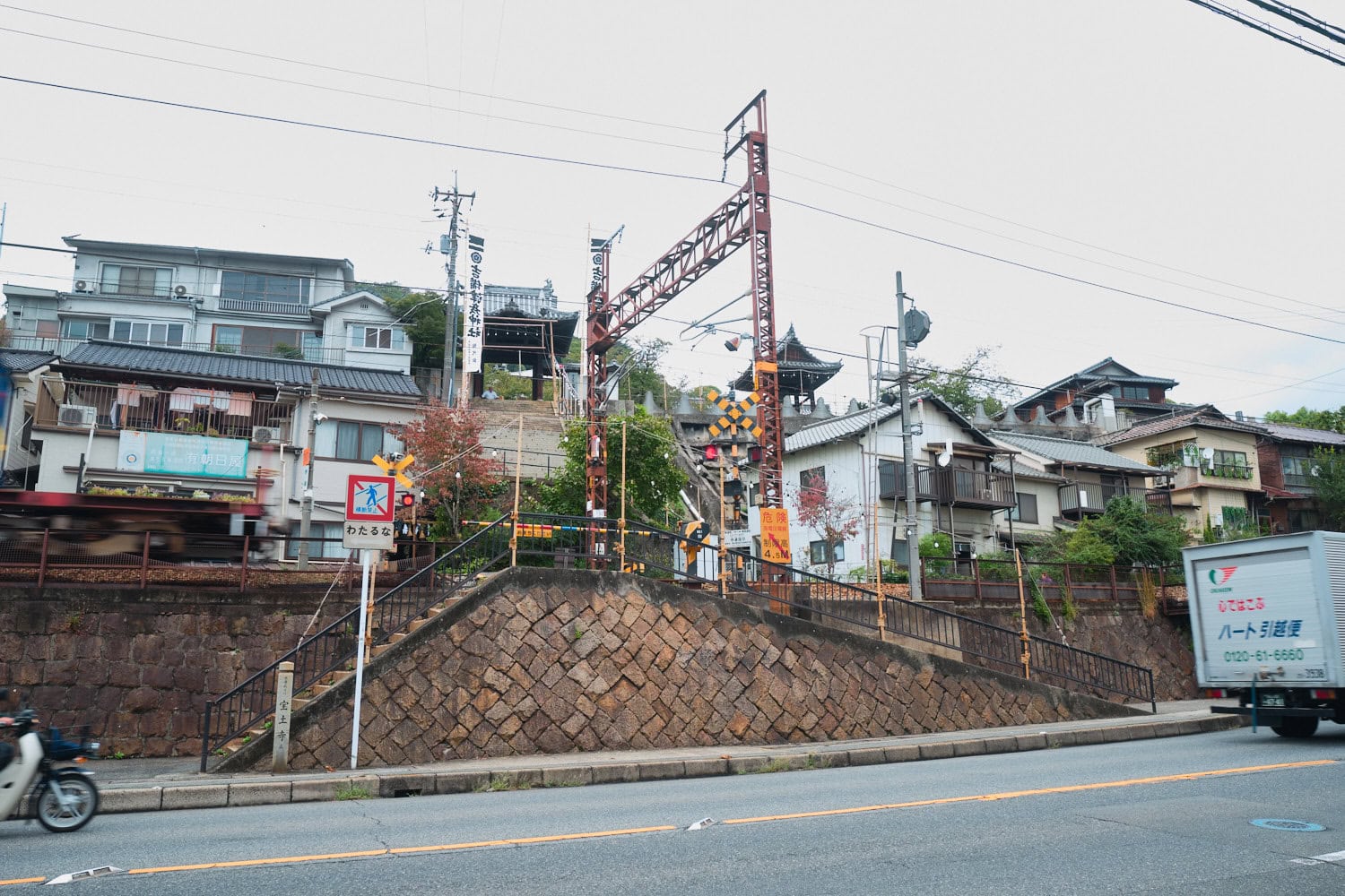 onomichi_scenery_04 Road side path leading to one of Onomichi's famous temples