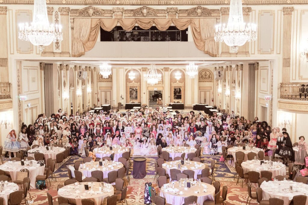 Group photo with over 300 attendees - standard crop.