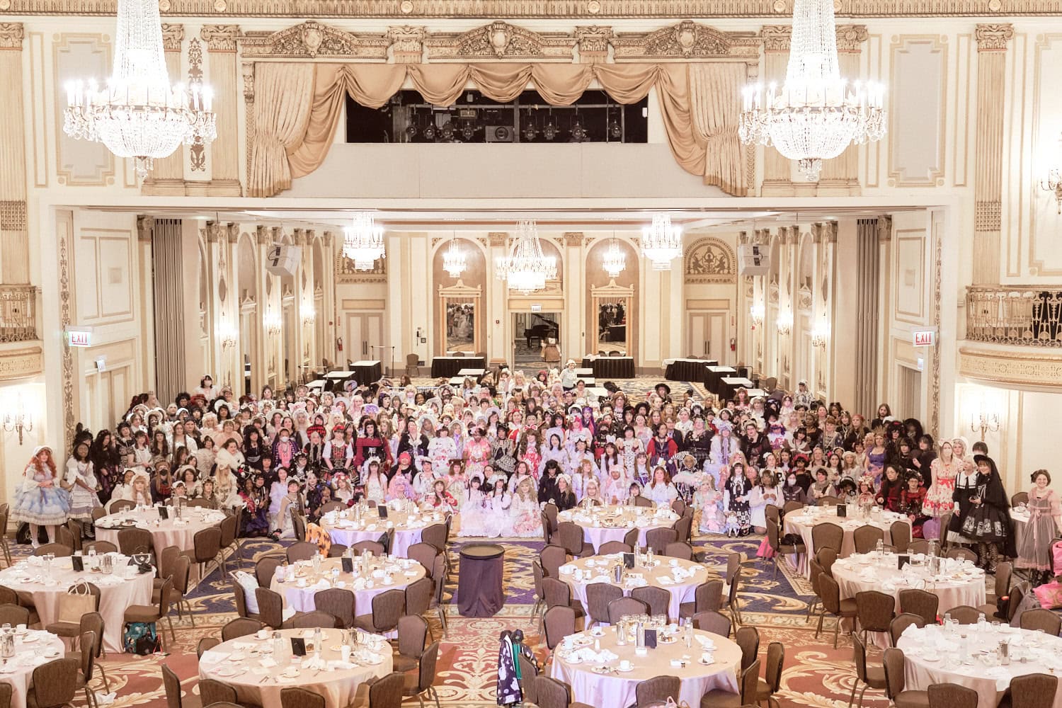 Group photo with over 300 attendees - standard crop.