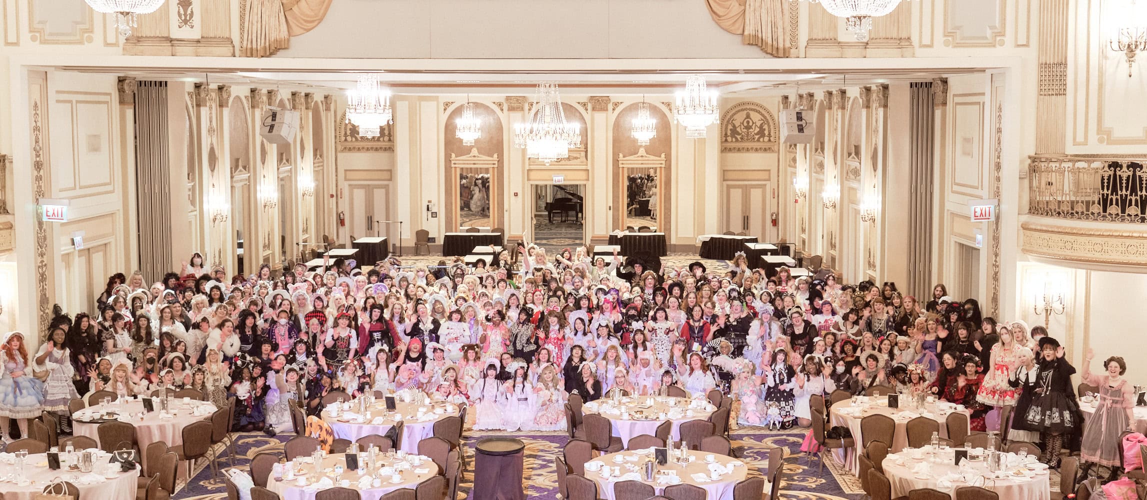 Group photo with over 300 attendees - long crop.