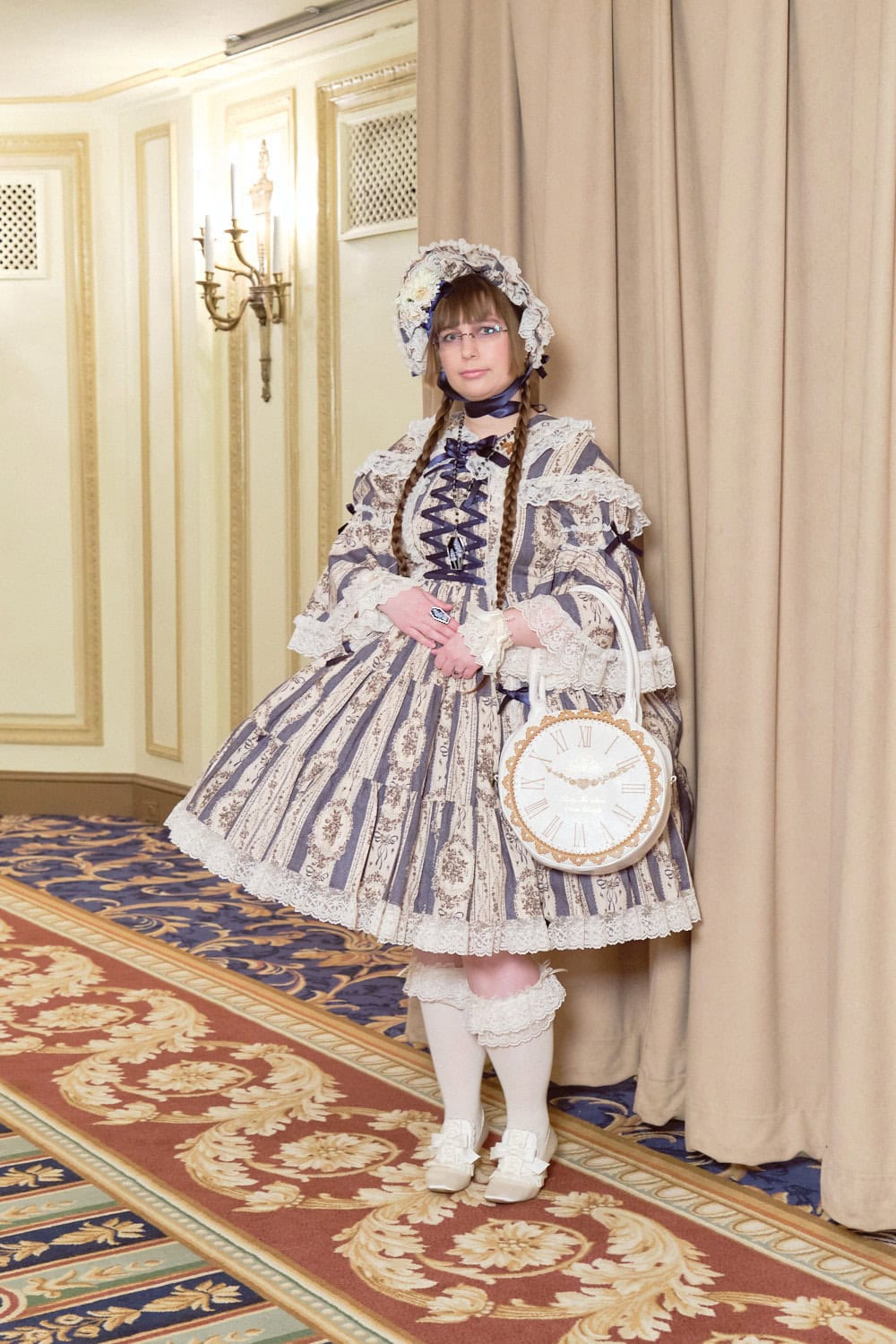 Classic lolita wearing Antique Bouquet by Metamorphose.