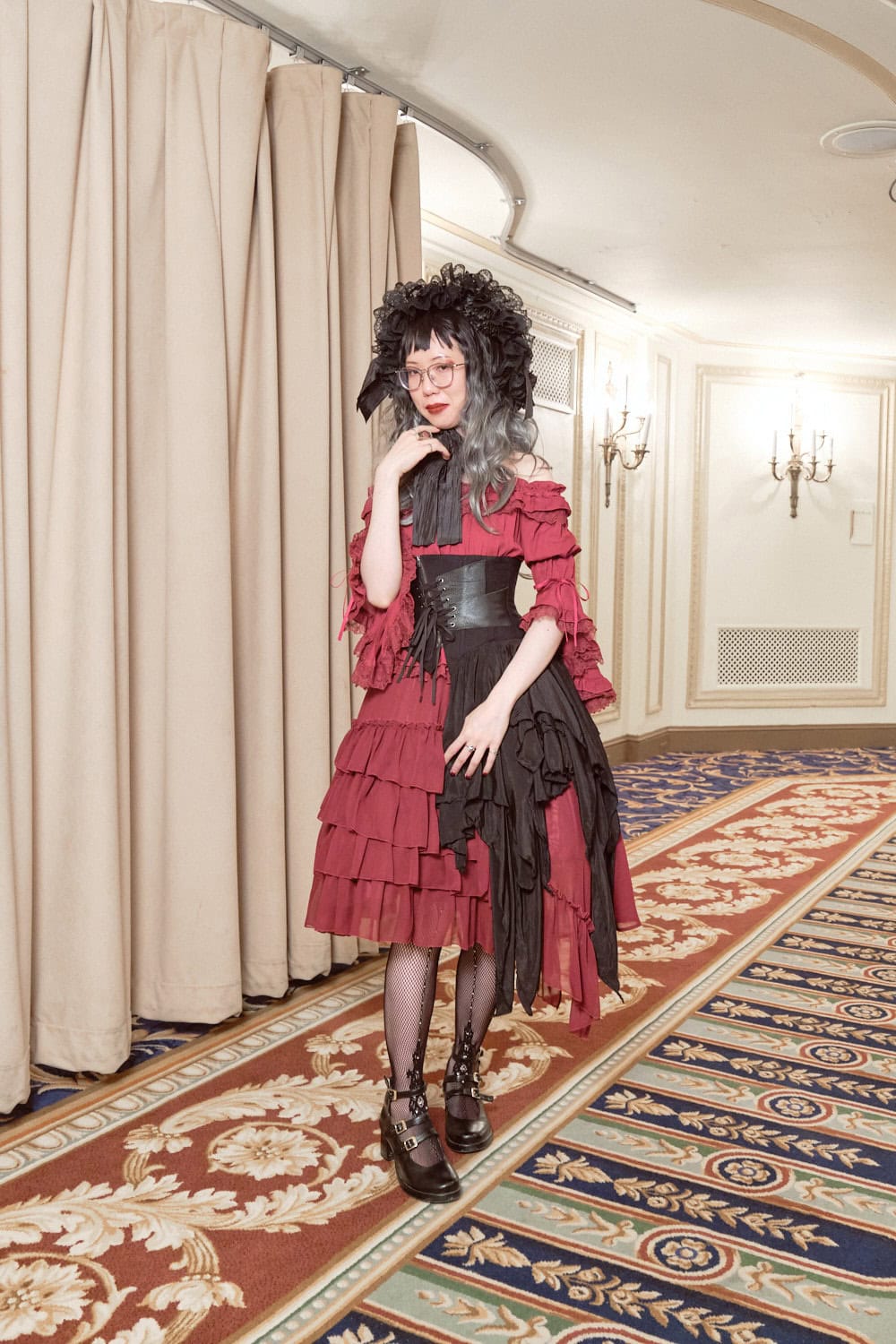 Gothic lolita wearing red and black Sheglit and Atelier Pierrot pieces with lots of ruffles.