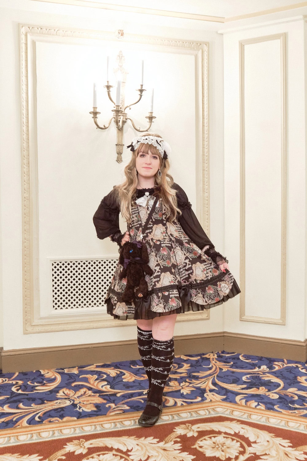 Classic lolita wearing Alice and the Pirates dress with black usakumya bag.