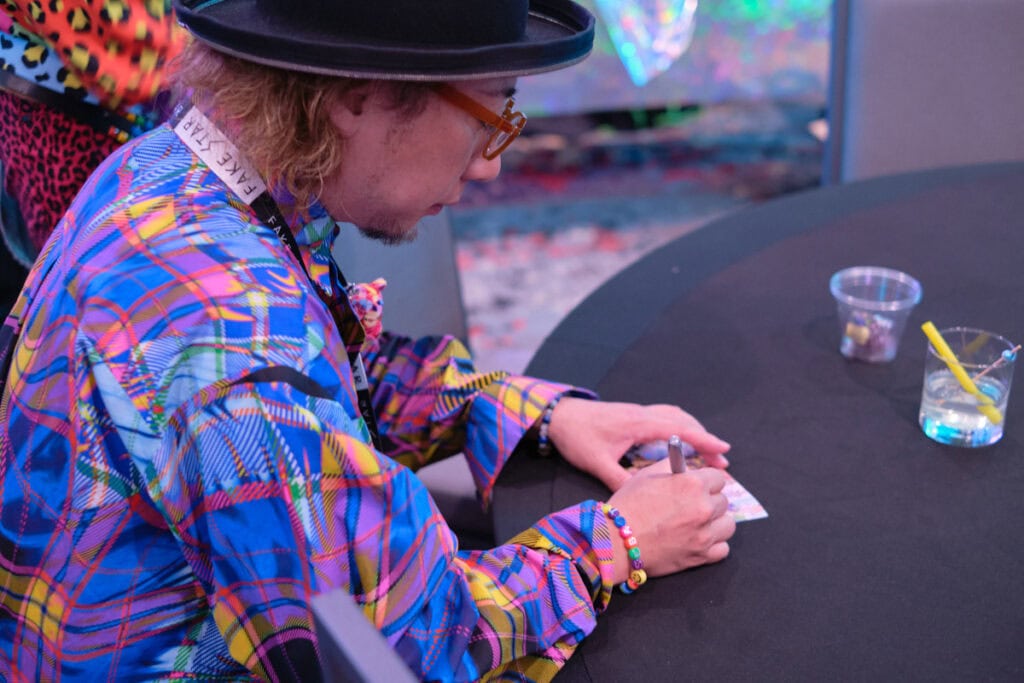 Sebastian Masuda signing autograph.