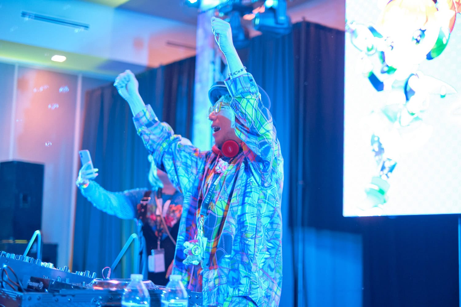 Sebastian Masuda raising arms on stage.